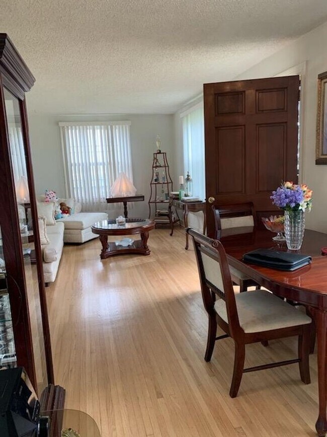 Building Photo - Cute home on quiet street