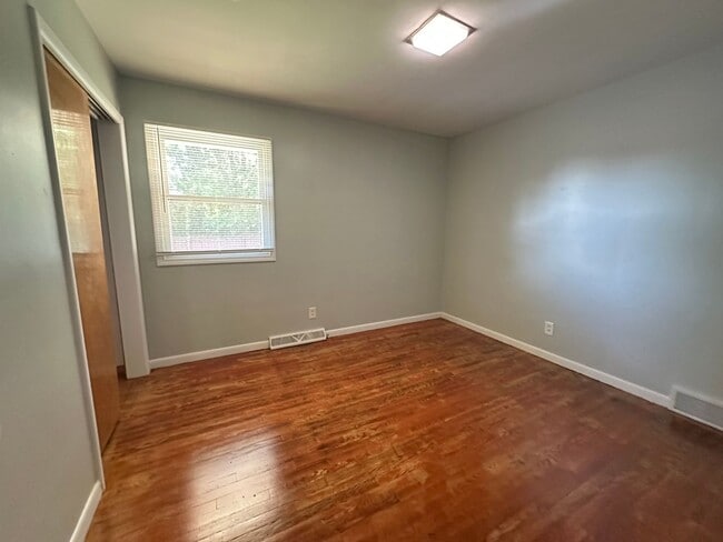 Building Photo - Three Bedroom Single Family Home on NW Side!