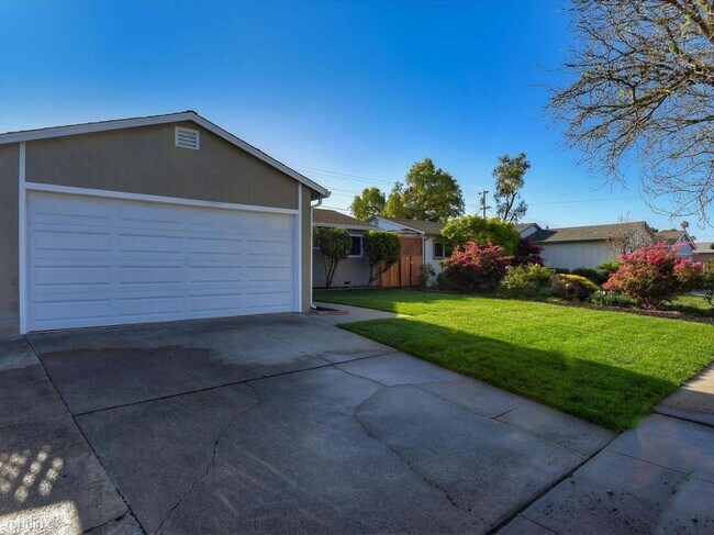 Building Photo - 4836 Serra Ave