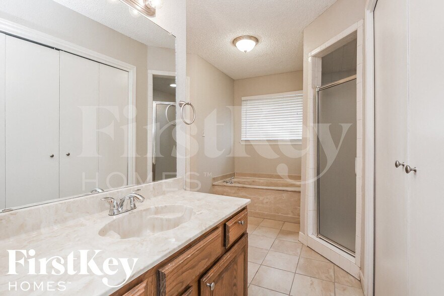 Building Photo - 2104 Homecraft Dr