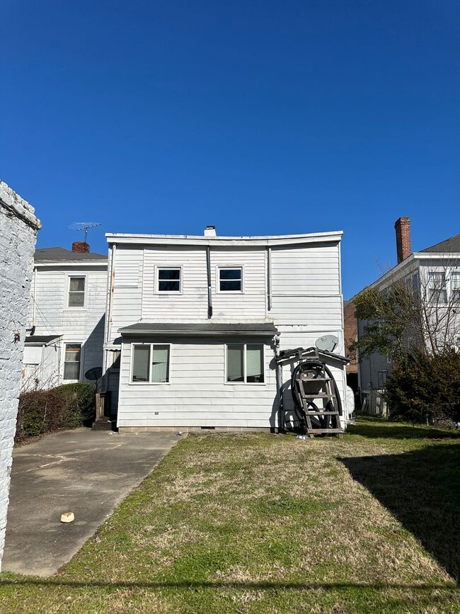 Building Photo - 1911 Fairmount Ave