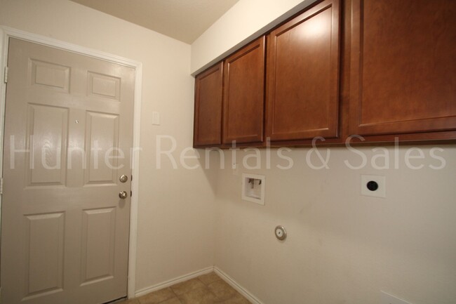 Building Photo - Your Dream Home Awaits on Raeburn Court!