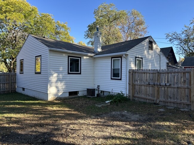 Building Photo - 815 N Mable Ave