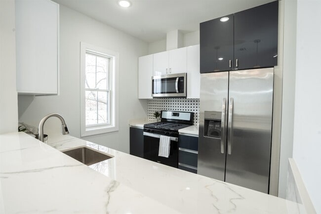 Building Photo - 144 Bergen Ave