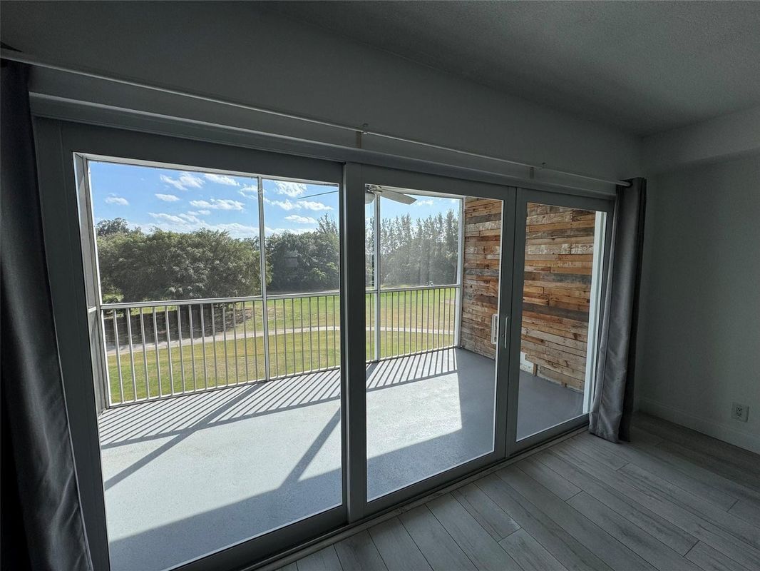 Building Photo - 3150 N Palm Aire Dr