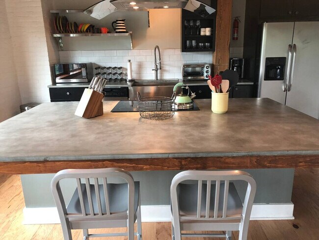 Building Photo - 270 S Goodman St