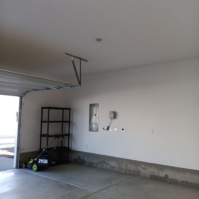 Building Photo - Beautiful Modern Home in Woodburn is Ready For You!!