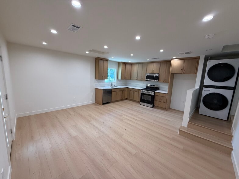 Building Photo - 10157 Swinton Ave