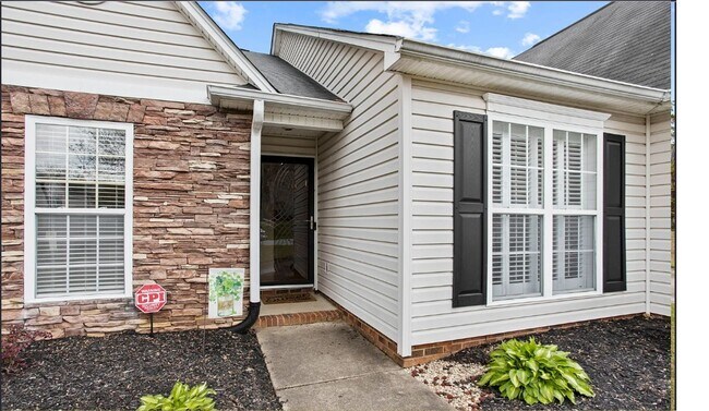 Building Photo - Spacious 3/2 Available Now!