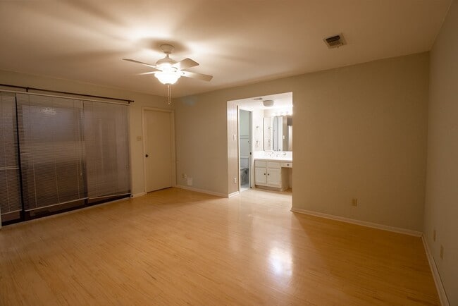 Building Photo - 1127 Lois St