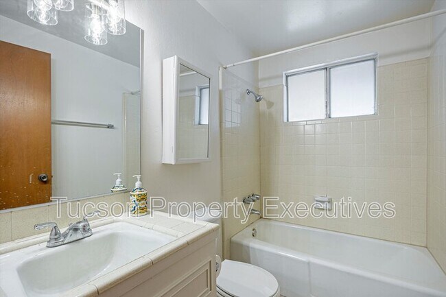 Building Photo - 3534 N Palmer Dr