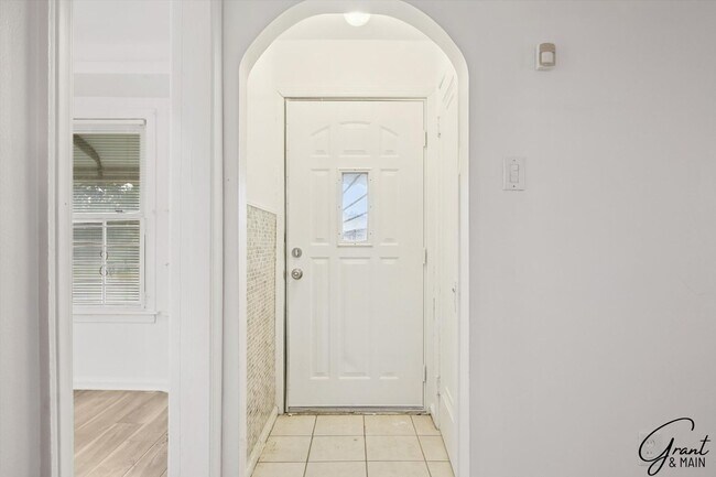 Building Photo - 3 bedroom $1200