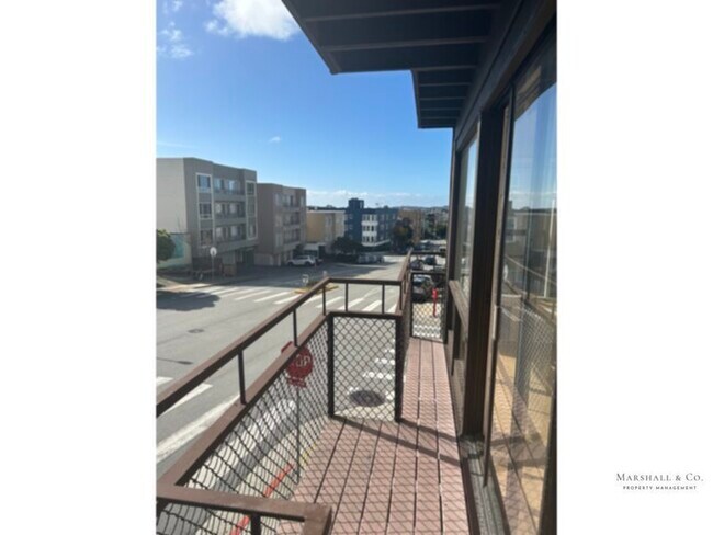 Building Photo - LAUREL HEIGHTS! Spacious 2 BR In Beautiful...