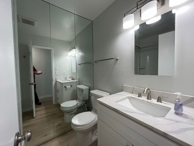 Building Photo - Condo for Rent in University City! 3 Bedro...