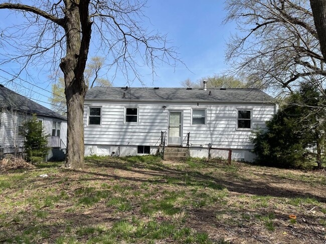 Building Photo - 3 Bedroom House Available Now!!