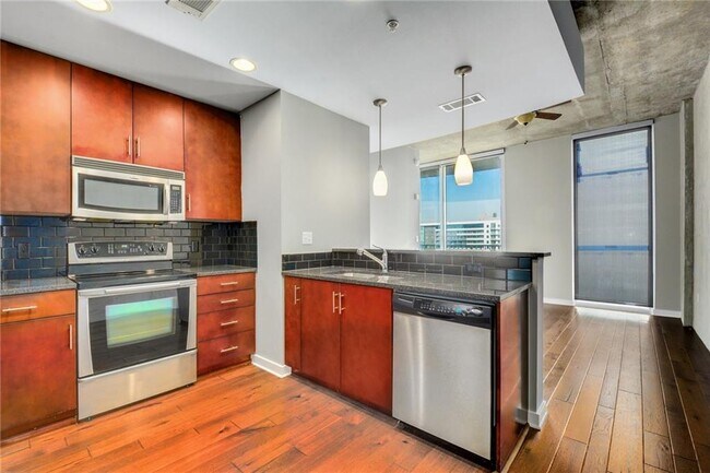 Building Photo - 360 Nueces St