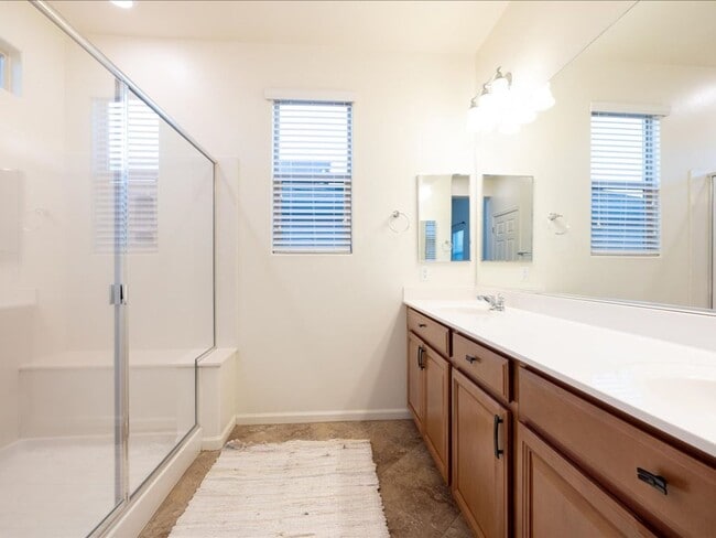 Building Photo - 5 Bedroom 3 Bathroom
