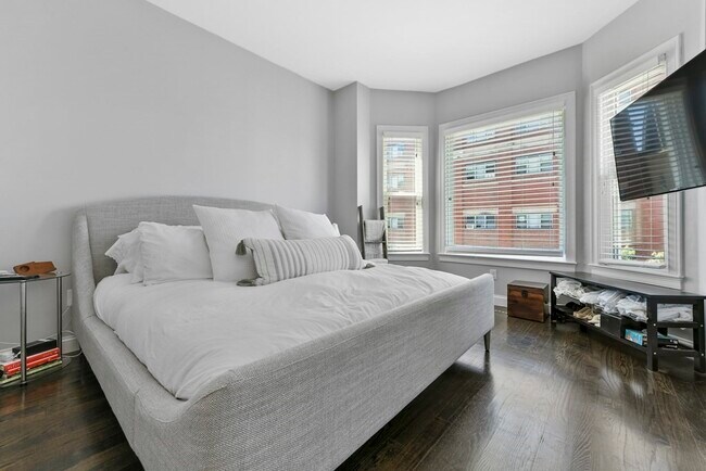 Building Photo - 349 Meridian St