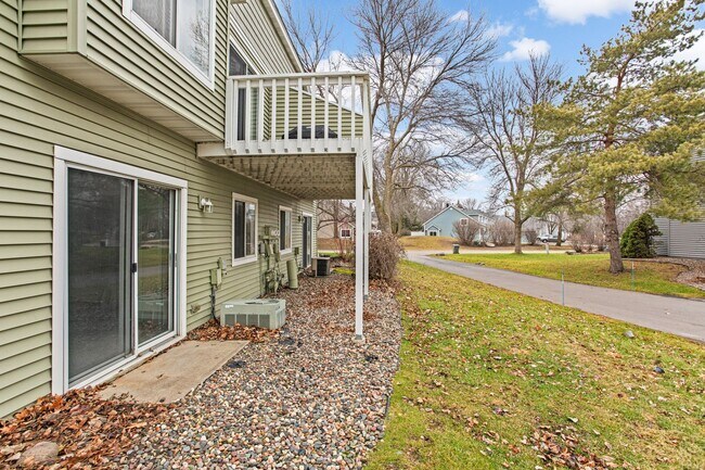 Building Photo - 3 bd, 2 bathroom, 2 car garage two level end unit town home