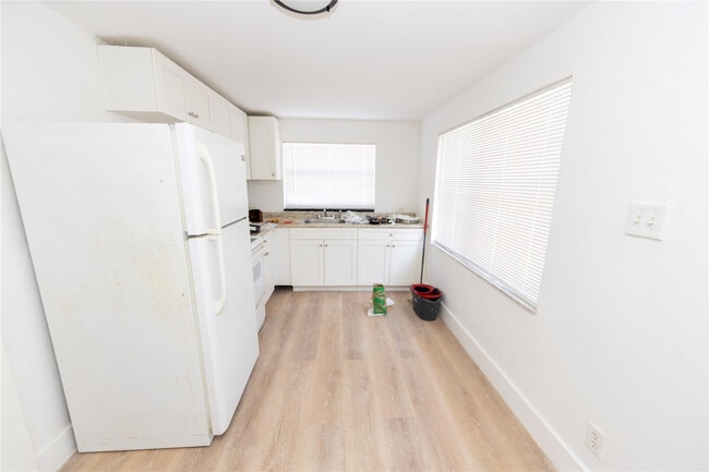 Building Photo - 2510 NE 3rd Ave