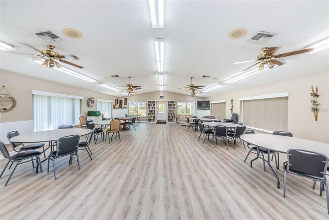 Building Photo - 2687 Pine Ridge Way S