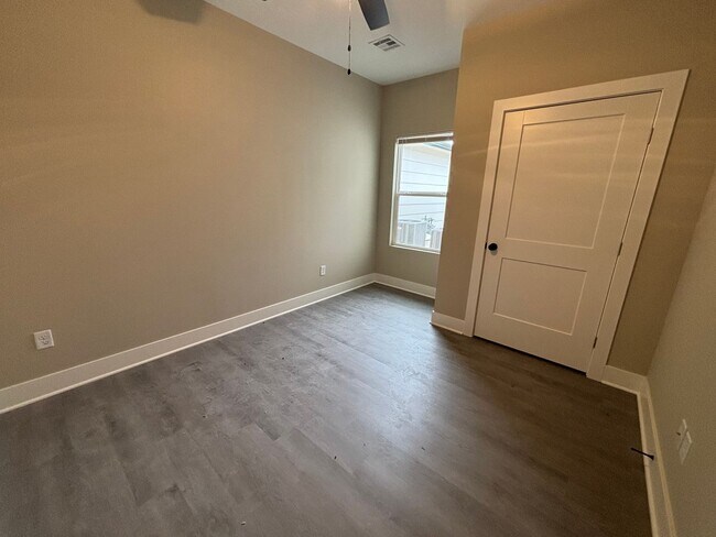 Building Photo - 2143/45 N Reece St