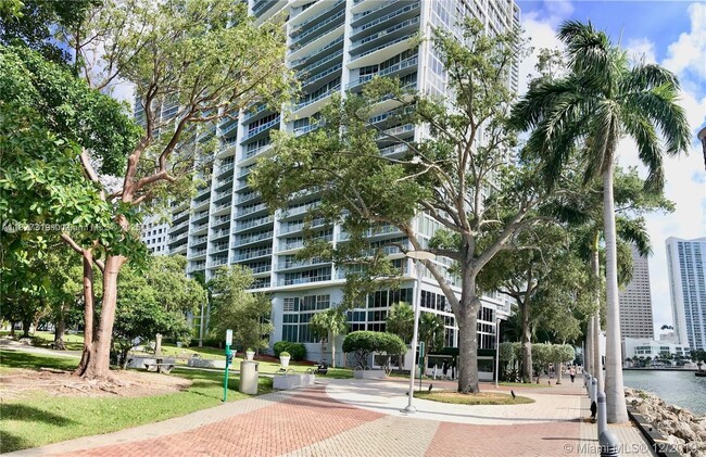 Building Photo - 495 Brickell Ave