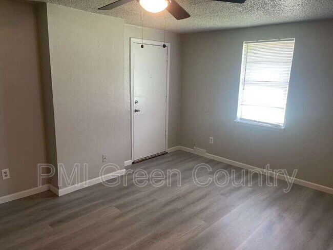 Building Photo - 405 S Maple St