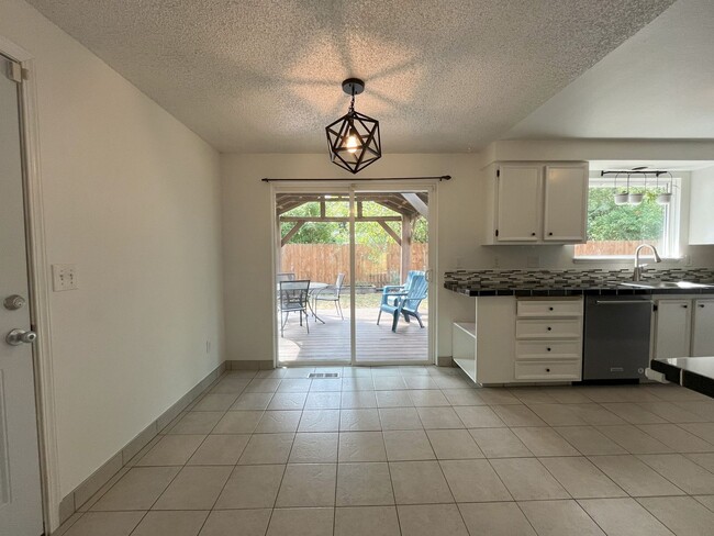 Building Photo - Spacious Yet Cozy 3BR/2BA Home with Garage...