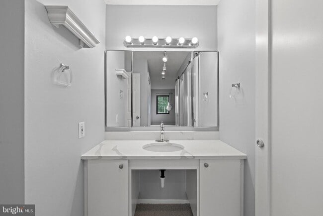 Building Photo - 307 Yoakum Pkwy