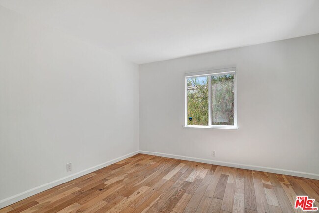 Building Photo - 4340 W 60th St