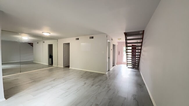 Building Photo - Spacious 3-Bedroom Norfolk Townhome with In-Unit Laundry and Fenced Outdoor Space