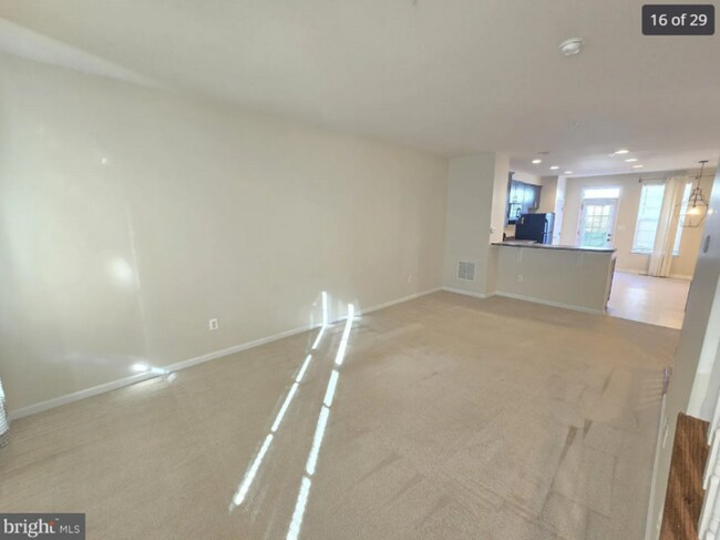 Building Photo - 3 Bedroom Beauty