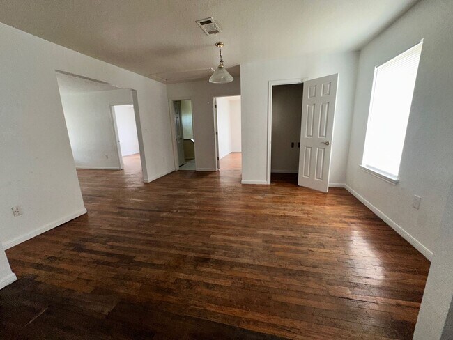 Building Photo - Conveniently located- Water and Trash Included