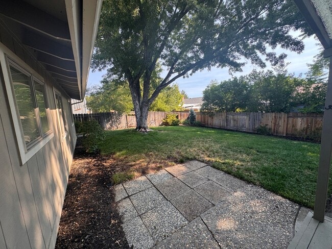 Building Photo - 4860 Lakeside Dr