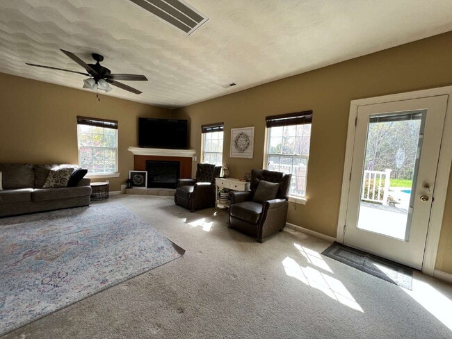 Building Photo - Spacious 4 bedroom home with POOL in sought after neighborhood and schools.