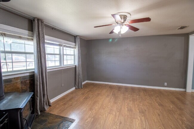 Building Photo - Spacious 3-bedroom home!