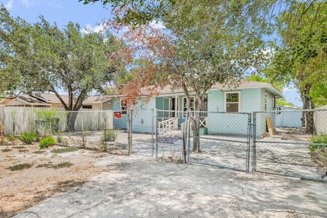 Primary Photo - SPACIOUS! LOCATION!