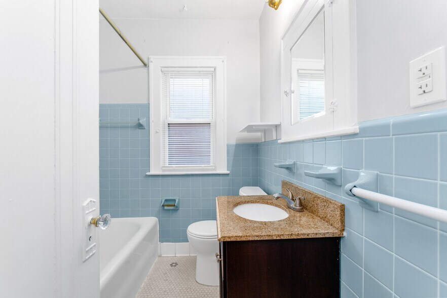 Building Photo - 966 Beaconsfield Ave