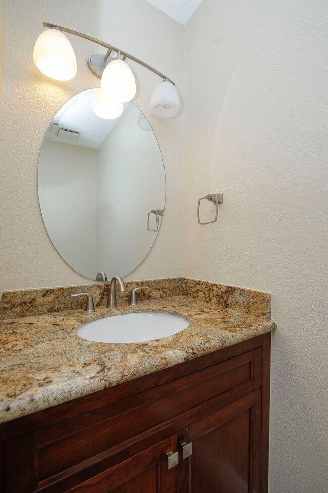 Building Photo - 14535 Diamondhead N