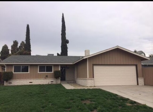 Primary Photo - Nice home with a pool for rent in Visalia!