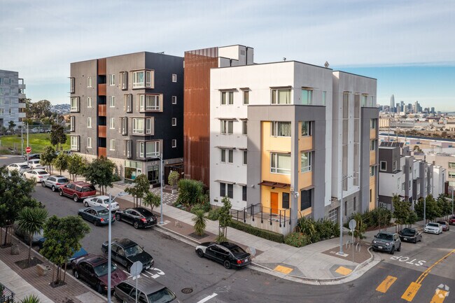 Building Photo - Hunters View