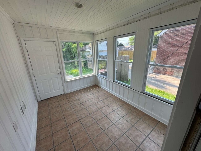 Building Photo - Discover Comfort and Convenience in Harper...