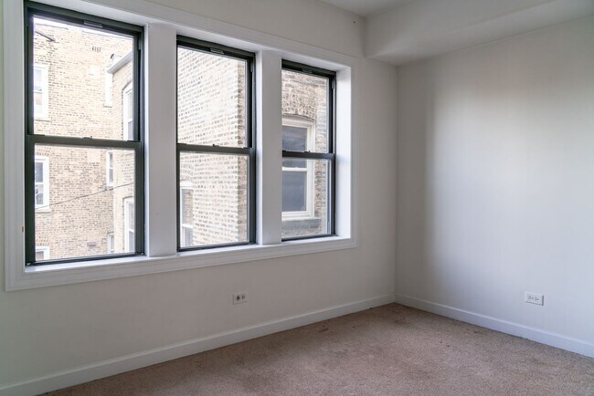 Building Photo - 2508 W Catalpa Ave