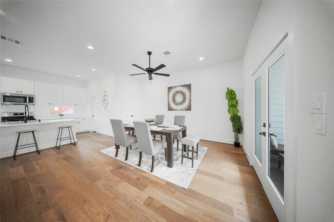 Building Photo - 1122 Hogan St