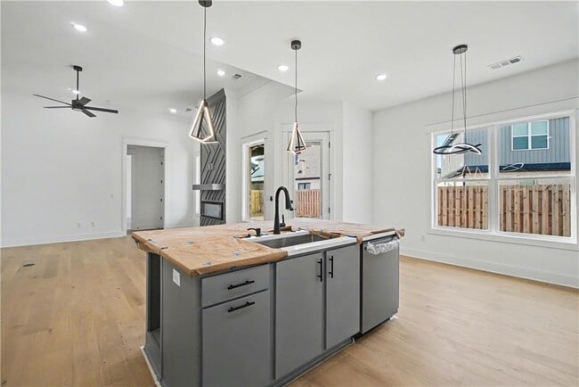 Building Photo - 310 Hedge Dr