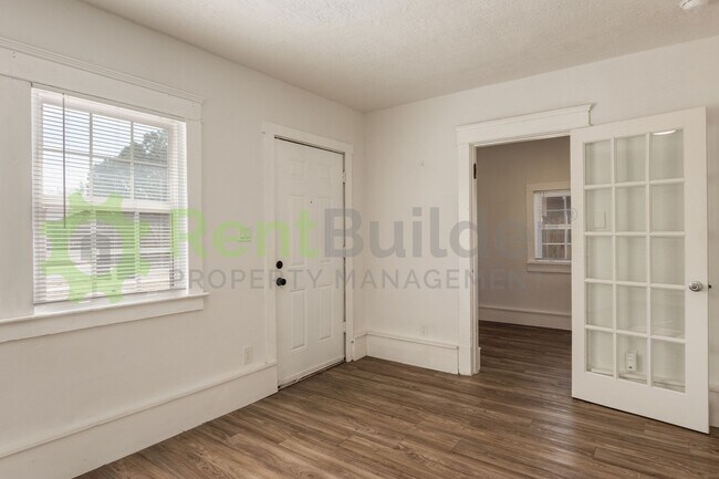 Building Photo - PERFECT HOME FOR STUDENTS OR PROFESSORS IN THE UNM AREA!!