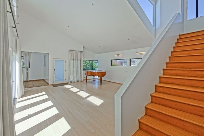 Building Photo - MODERN & BRIGHT. TOP-FLOOR, 4BR3BA HOUSE-LIKE APARTMENT W/ OPEN FLOOR PLAN, 3 DECKS FOR INDOOR/OU...