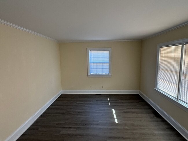 Building Photo - 3 Bedroom Brick House