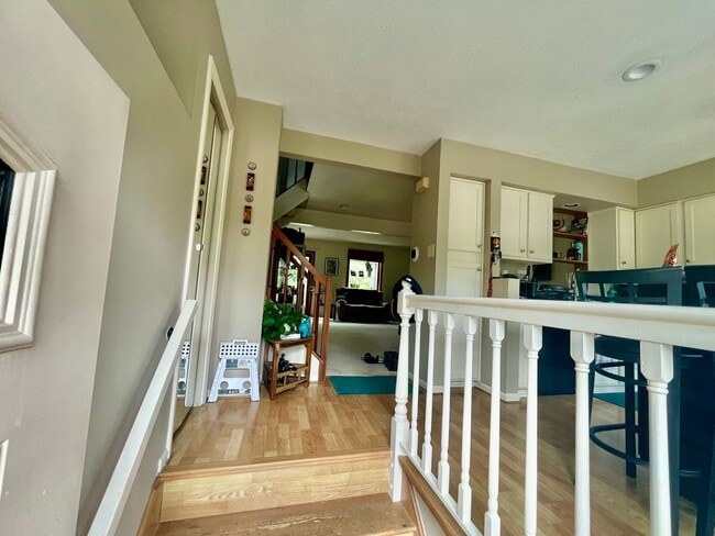 Building Photo - Charming and Spacious 3-Bedroom Home for R...